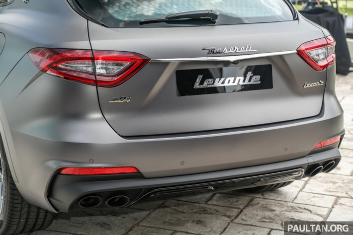 Về màu sắc, Levante Vulcano của Maserati chỉ có duy nhất phiên bản màu xám mờ Grigio Lava độc quyền. Bộ mâm hợp kim 21 inch hiệu Helios sơn nhám có thiết kế 5 chấu hình chữ Y, đi kèm kẹp phanh sơn đỏ nổi bật.