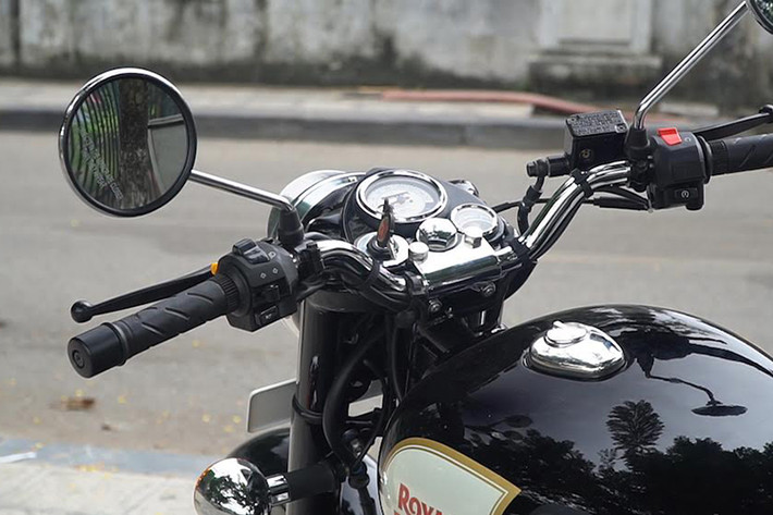 Royal Enfield Classic 350 kế thừa gần hết chất thiết kế lãng tử của thương hiệu môtô Anh quốc từng làm nên tên tuổi, đó là những chi tiết mang phong cách vintage của những năm thập niên 1950 được retro từ dòng xe huyền thoại Bullet, dòng xe có vòng đời dài nhất trên thế giới.