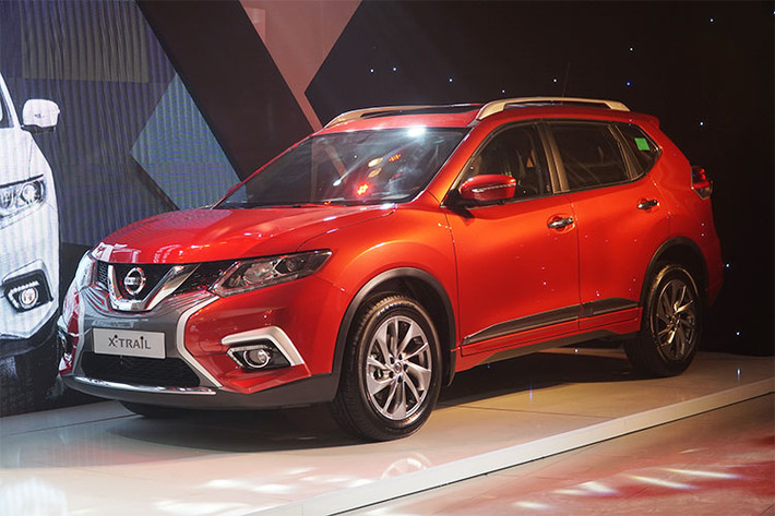 Về ngoại hình, điểm mới đáng kể nhất là thiết kế phần đầu của X-Trail V-Series được tạo hình mới, với 2 đường viền màu bạc ấn tượng đem lại sự năng động mạnh mẽ. Phần trung tâm màu tối tạo sự tương phản nổi bật. Cản trước, sau, ốp sườn xe và cánh lướt gió tạo nên vẻ ngoài thể thao, khỏe khoắn hơn.