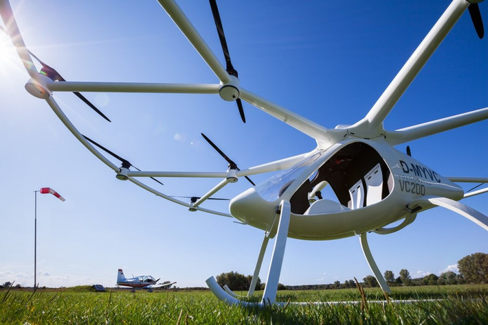 Với tên gọi Volocopter 2X, máy bay điện này có 18 roto, sức chứa 2 người và hoạt động cực kỳ im lặng. Nó có thể bay lên thẳng và nạp lại năng lượng trong khoảng thời gian 40 phút bằng bộ sạc nhanh.