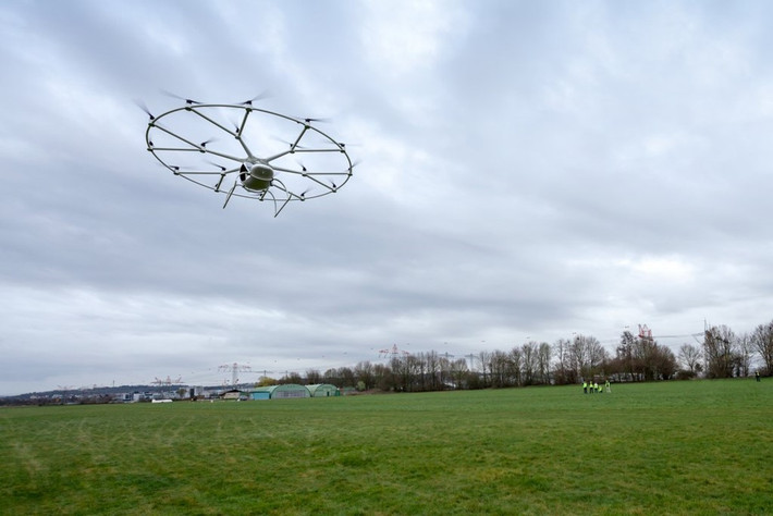 Volocopter 2X không phải là một phương tiện di chuyển xa. Năng lượng cung cấp từ 9 viên pin chỉ cho phép nó bay trong 17 phút với tốc độ 69 km/h.