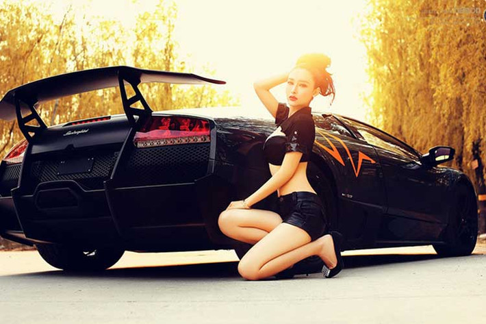 Khi còn được bán, mỗi chiếc Murcielago SV có giá khởi điểm lên tới 400.000 USD. Ban đầu, Lamborghini dự định sản xuất 350 chiếc nhưng do nhà máy của hãng còn phải dành chỗ để sản xuất Aventador nên cuối cùng chỉ có 186 chiếc Murcielago SV ra đời. Trong đó, chỉ có 28 chiếc rời nhà máy với tay lái nghịch.