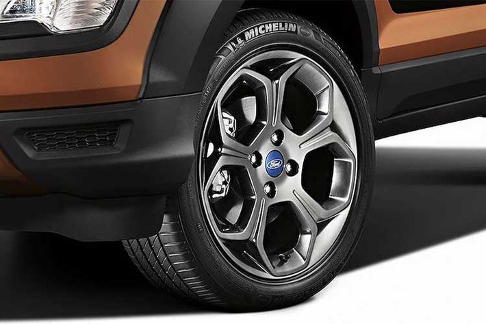 Các chi tiết khác bao gồm; decal trang trí thân xe, đèn pha xenon chóa tối màu kèm LED ban ngày, cản trước cơ bắp hơn với tấm bảo vệ bằng nhôm, những tấm ốp nới rộng vòm bánh, mâm 17 inch, baga mui và chụp bánh dự phòng với ốp chữ Storm dành cho phiên bản mới này.