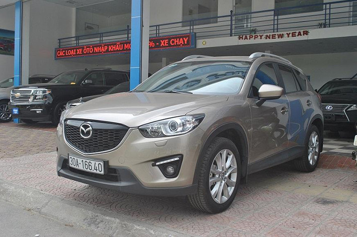 Tới thời điểm 4/2015, CX-5 bản lắp ráp trong nước với giá bán lần lượt cho phiên bản 2.0 một cầu và AWD là 1,084 tỷ đồng và 1,134 tỷ đồng. Hiện tại, Mazda CX-5 phiên bản thấp nhất 2.0 AT một cầu có giá bán công bố chỉ 879 triệu đồng, chưa bao gồm các khuyến mãi đi kèm.