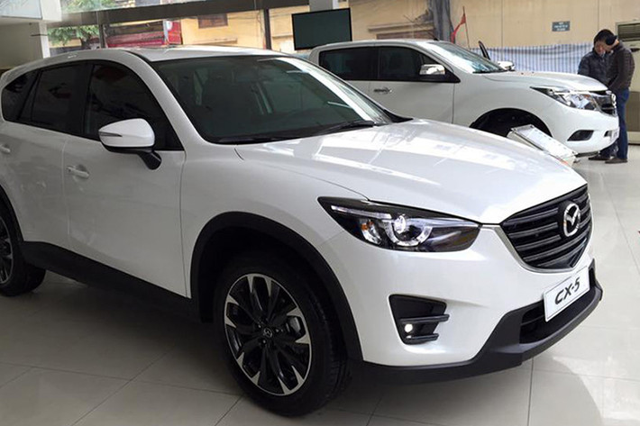 Hiện nay tại thị trường xe ôtô đã qua sử dụng, chỉ cần hơn 700 triệu đồng - người mua đã có thể tậu được xe Mazda CX-5 đời mới đã qua sử dụng. Việc xe Mazda CX-5 khi đã qua sử dụng có thể dễ dàng dự đoán, khi giá xe mới do nhà phân phối Thaco Trường Hải đưa ra liên tục khuyến mãi trong thời gian gần đây.