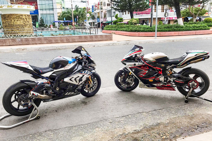 Cùng với nhiều chi tiết đắt giá khác như cùm phanh Brembo Rossi, khung phụ Motoholders, chảng ba Alpha Racing, đĩa phanh Alpha Racing..., tổng giá trị của chiếc S1000RR này đã lên tới con số gần 2 tỷ đồng, đã bao gồm giá chiếc xe nguyên bản hiện đang được bán ra khoảng 700 triệu đồng.