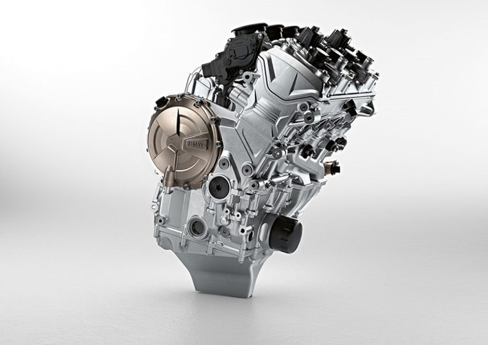 Động cơ trên BMW S1000RR 2019 sẽ vẫn là khối động cơ 4 xy-lanh thẳng hàng DOHC 16 van, dung tích 999 cc, tuy nhiên đã được thiết lập lại hoàn toàn. Động cơ này sản sinh công suất 207 mã lực (tăng 8 mã lực) tại 13.500 vòng/phút và mô-men xoắn 113 Nm tại 11.000 vòng/phút.