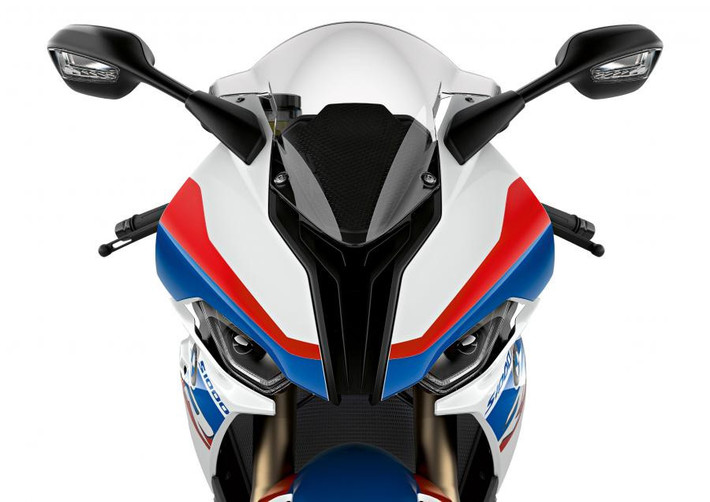 Một trong những tin đồn về thiết kế đã trở thành sự thật dù các fan của BMW hoàn toàn không thích sự thay đổi này. BMW đã phá vỡ truyền thống thiết kế những năm gần đây của hãng khi loại bỏ đèn pha bất đối xứng - kiểu "mắt lé" và thay bằng cặp đèn đối xứng dạng gương cầu lồi (projector) kèm các dải LED ban ngày. Hốc hút gió chữ Y ở phần đầu tách đầu xe thành 2 mảng riêng biệt.