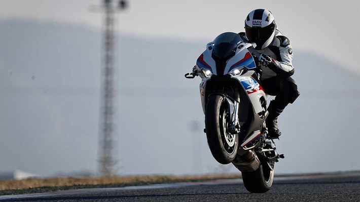 BMW S1000RR thế hệ mới là một trong những mẫu xe được mong chờ nhất hiện nay. Trước khi triển lãm EICMA diễn ra, hàng loạt tin đồn và hình ảnh chụp lén của mẫu xe này được tung lên mạng và nhận được rất nhiều sự quan tâm. Trước đây, S1000RR cũng từng nhận được một đợt cải tiến thiết kế vào năm 2015, đáng chú ý là vị trí đèn pha được đổi ngược lại và ống xả mới.