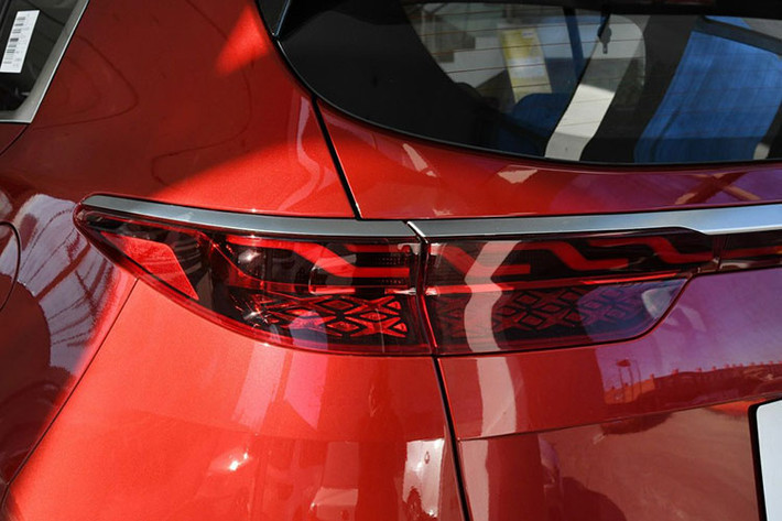 Hai bên cản trước là hốc đèn sương mù có thiết kế dành riêng cho Kia KX5 2019. Mẫu crossover cỡ C này được trang bị 4 bóng đèn sương mù trước, được tách thành 2 tầng bằng thanh mạ crôm tạo hình như số 9. Ngoài ra, mẫu xe crossover Kia KX5 2019 còn được trang bị hốc gió trên cản trước nhỏ hơn Sportage mới.