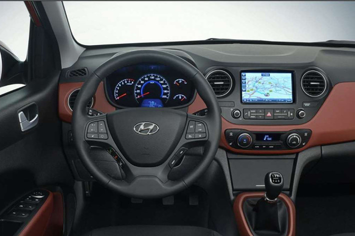 Bên trong khoang nội thất của chiếc Hyundai Grand i10 2020 sở hữu không gian rộng rãi hơn nhiều so với phiên bản hiện tại. Điều này được nhà sản xuất thể hiện thông qua việc sử dụng bảng điều khiển mới, giúp tiết kiệm không gian hơn và chỗ ngồi “mỏng” hơn. Hệ thống này hỗ trợ Android Auto, Apple CarPlay và một số tính năng kết nối khác.