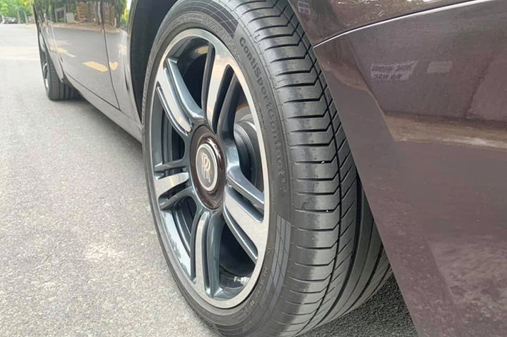 Thân xe của chiếc Coupe siêu sang có thiết kế thể thao với những đường cong mềm mại và mui xe vát về phía sau khoang hành lý. Mâm xe hợp kim thiết kế dạng 5 chấu đơn lớn với hai tông màu cùng logo RR.