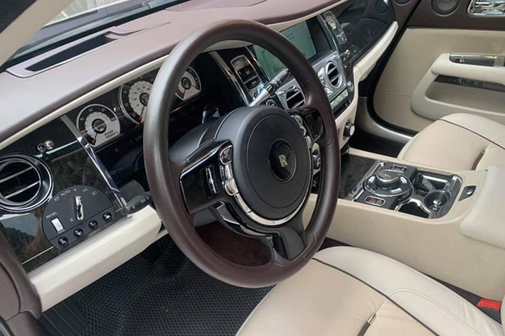 Bên trong khoang lái chiếc Rolls-Royce Wraith này có màu kem và màu chocolate "sẹc tông" với ngoại thất. Vô lăng của xe ba chấu kiểu truyền thống trên những mẫu xe khác của hãng xe sang Rolls-Royce. Ba đồng hồ analog trên bảng điều khiển trung tâm khá đơn giản. Đồng hồ giữa hiện tốc độ, có đơn vị dặm/giờ và km/h. Bên phải là đồng hồ báo xăng và nhiệt độ máy, bên trái hiển thị tua máy.