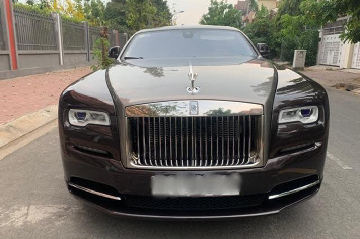 Là dòng xe siêu sang nhắm tới các đại gia, thiết kế của xe được phát triển dựa trên nền tảng của sedan Ghost. Phần đầu xe với các khe hút gió lớn dạng hình chữ nhật, với các đường viền làm bằng crôm sáng không gỉ. Cụm đèn pha LED lớn dạng hình chữ nhật tương đồng với thiết kế của bộ lưới tản nhiệt, một dải đèn LED nằm ngang chiếu sáng ban ngày.