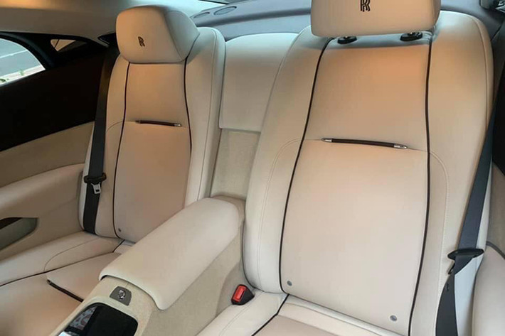 Dưới nắp ca-pô, Rolls-Royce Wraith được trang bị động cơ W12 tăng áp kép, dung tích 6.6L, công suất 624 mã lực, mô-men xoắn 800Nm. Đi kèm với hộp số tự động ZF 8 cấp, xe có thể tăng tốc từ 0-100km/h trong vòng 4,4 giây, trước khi đạt tốc độ tối đa giới hạn ở 250 km/h.
