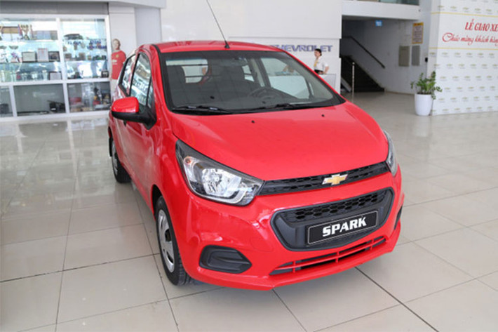 Đáng chú ý là mẫu xe đô thị hạng A - Chevrolet Spark sẽ hưởng mức giảm giá cao nhất lên tới 40 triệu đồng, trong đó mẫu Sprak Duo nhận mức giảm 30 triệu đồng đẩy giá xe xuống còn 269 triệu và trở thành mẫu xe có giá bán thấp nhất trên thị trường hiện nay.