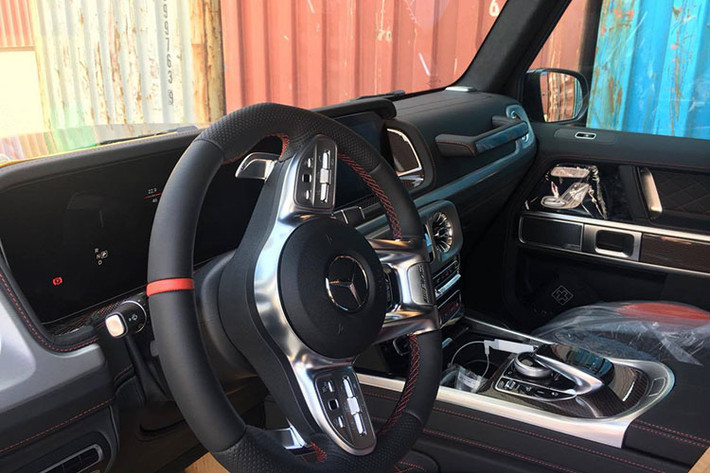 Với ấn bản Eiditon 1, nội thất của G63 AMG 2019 còn đặc biệt hơn rất nhiều. Nội thất bọc da Nappa màu đen và đỏ đi kèm các chỉ đường khâu màu đỏ, dây an toàn màu đỏ và vô-lăng làm từ sợi Dinamica microfibre và dấu 12 giờ màu đỏ mang đến sự hoàn hảo cho thiết kế thể thao. Đặc biệt, gói trang bị carbon với vân đỏ đẹp mắt chính là một trong những điểm ấn tượng nhất bên trong xe.