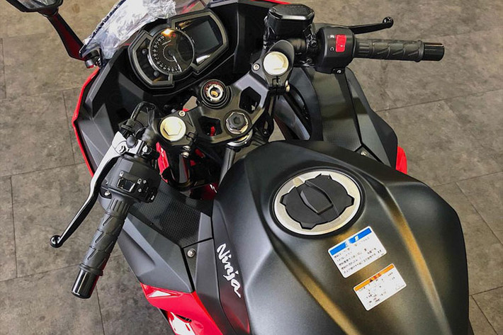 Hãng xe máy Kawasaki đã thiết lập mục tiêu cho chiếc Ninja 250 “nhẹ, nhỏ gọn, dễ dàng sử dụng và sử lí tuyệt vời. Một bộ khung lưới mắt cáo kết hợp tất cả các thành phần giúp chiếc xe có khả năng xử lý thể thao. Cụm đồng hồ của xe chia đôi với dạng kim chỉ vòng tua máy, màn hình lcd hiển thị tốc độ và các thông số cơ bản khác...