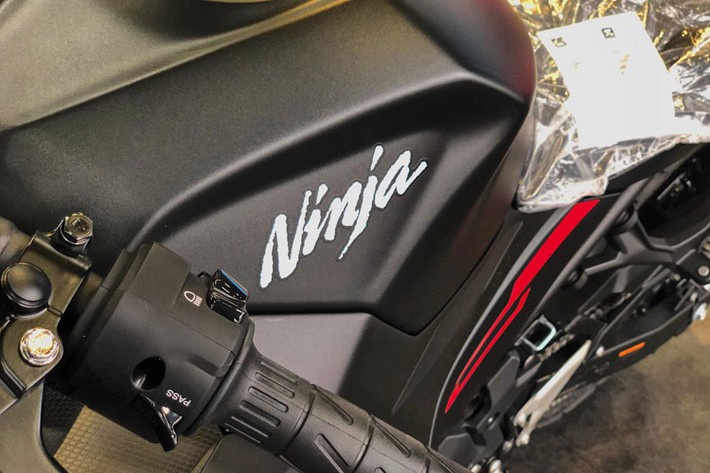 Trên mẫu xe môtô thể thao cỡ nhỏ này, bộ quây hai bên thân xe của Ninja 250 ABS 2018 cũng đã được thiết kế lại tạo cảm giác chắc chắn và liền mạch hơn. Hai bóng đèn báo rẽ đặt thấp hai bên thân xe thay vì đặt trên gương chiếu hậu như một số mẫu sport-bike cỡ lớn của Kawasaki.