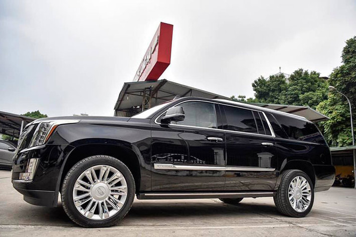 Được biết, những chiếc xe Cadillac Escalade 2019 (facelift) về Việt Nam vào khoảng thời điểm tháng 7 - 8/2018. Escalade ESV Planium 2019 là phiên bản cao cấp nhất hơn cả 2 bản Luxury và Premium Luxury, bản ESV kéo dài trục sơ sở lên đến 3.320 mm với chiều dài tổng thể lên đến 5.697mm - vượt trội hơn so với 2.946/ 5.179mm ở bản tiêu chuẩn.