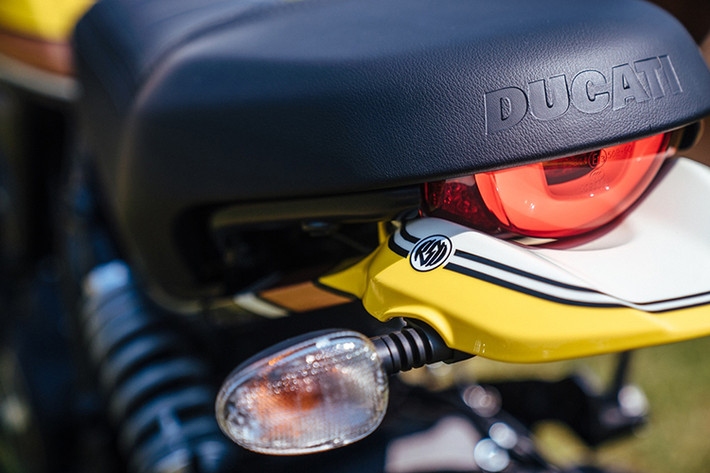 Riêng Ducati Scrambler Sixty2 sử dụng động cơ L-Twin, dung tích 400 phân khối với công suất tối đa 41 mã lực tại 8.750 vòng/phút, mô-men xoắn cực đại 34,6 Nm tại 8.000 vòng/phút. So với những phiên bản khác, Ducati Scrambler Sixty2 đương nhiên rẻ hơn cả.