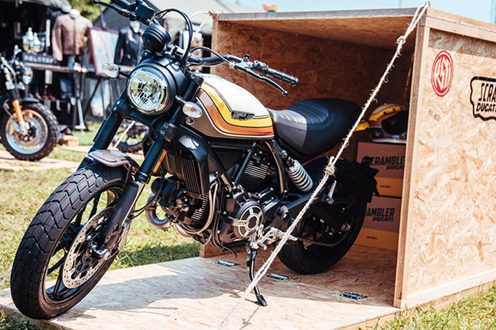 Trong sự kiện môtô độ Wheels and Waves diễn ra ở Biarritz, Pháp, hãng xe môtô Ducati đã gây bất ngờ khi trình làng phiên bản mới của dòng Scrambler mang tên Mach 2.0. Phiên bản Ducati Scrambler Mach 2.0 là sự kết hợp giữa phong cách xe Ducati Scrambler Café Racer và Scrambler Desert Sled đầy cá tính.