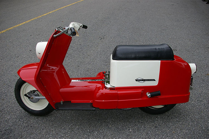 Thân của chiếc xe tay ga Harley-Davidson Topper này được làm từ thép không gỉ với hai tông màu khác nhau, những phần còn lại được làm từ sợi thủy tinh. Yên xe thiết kế liền lạc, đủ dùng cho hai người ngồi.