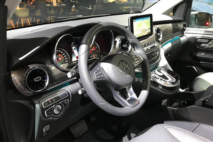 Trong khi đó, chất liệu da Nappa sang trọng lại lấy từ 2 người anh em Mercedes-Benz E-Class và G-Class. Tương tự trước đây, Mercedes-Benz V-Class 2019 vẫn được trang bị cửa sổ trời toàn cảnh dạng trượt, cụm điều khiển trung tâm tích hợp ngăn chứa đồ và ngăn đựng cốc chỉnh nhiệt độ.