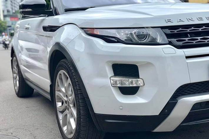 Lưới tản nhiệt của xe là loại đục lỗ và vẫn được duy trì từ phiên bản trước cho đến nay. Đèn pha sử dụng bóng bi-xenon có chức năng chuyển hướng theo góc lái. Cản trước lớn có thiết kế khỏe khoắn đậm chất thể thao. Mâm xe 5 chấu đơn kích thước 20 inch. (Ảnh minh hoạ)