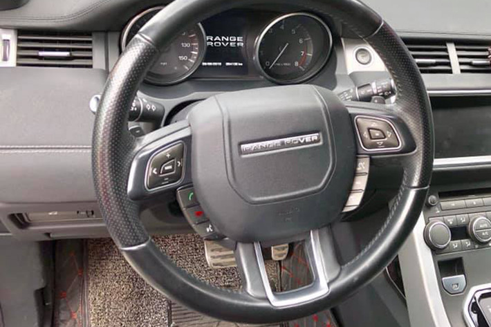 Tại thị trường Việt Nam, Range Rover Evoque phiên bản 2012 sử dụng động cơ xăng Si4 dung tích 2.0L dẫn động 2 cầu, hộp số tự động 6 cấp, công suất tối đa khoảng 240 mã lực. Evoque có khả năng tăng tốc từ 0 - 100 km/h trong 7,6 giây và đạt tốc độ tối đa 217 km/h. Trên thị trường xe cũ, giá Range Rover Evoque hiện bán ra khoảng hơn 1,2 tỷ đồng. (Ảnh minh hoạ)