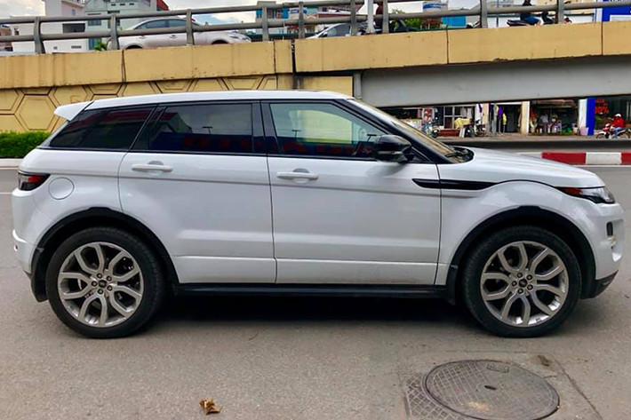 Về chiếc xe sang Range Rover của chủ tịch Alibaba, đây là phiên bản Evoque đời cũ khoảng 2012. Xe sở hữu kích thước dài 4.365 mm, rộng 2.125 mm và cao 1.635 mm. Trục cơ sở 2.660 mm và khả năng lội nước sâu 500 mm. Ngoại hình Range Rover Evoque nổi bật với những đường gân dập nổi trên nắp ca-pô và hai bên thân xe. (Ảnh minh hoạ)