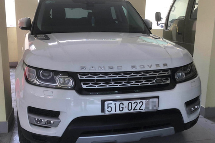 Cụ thể tại văn phòng Công ty CP địa ốc Alibaba, cơ quan công an thu giữ chiếc xe sang Range Rover Evoque màu trắng, mang biển số 51G - 022xx. Chiếc xe sang thương hiệu Anh quốc này thường được chủ tịch Nguyễn Thái Luyện sử dụng di chuyển đi thương thảo, giao dịch làm ăn.