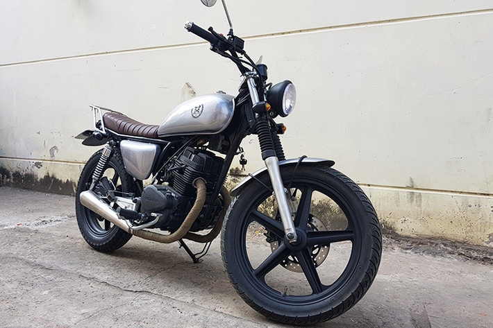 Chiếc xe Honda CB125T nguyên bản được tháo bỏ hoàn toàn lớp vỏ cũ và tiến hành các công đoạn độ. Trên bản độ này, chiếc xe đã được Garage Tự Thanh Đa làm mới với đèn chiếu sáng tròn cổ điển, xi nhan "hột vịt" cá tính. Cụm tay lái thiết kế cao và dễ dàng điều khiển hơn.