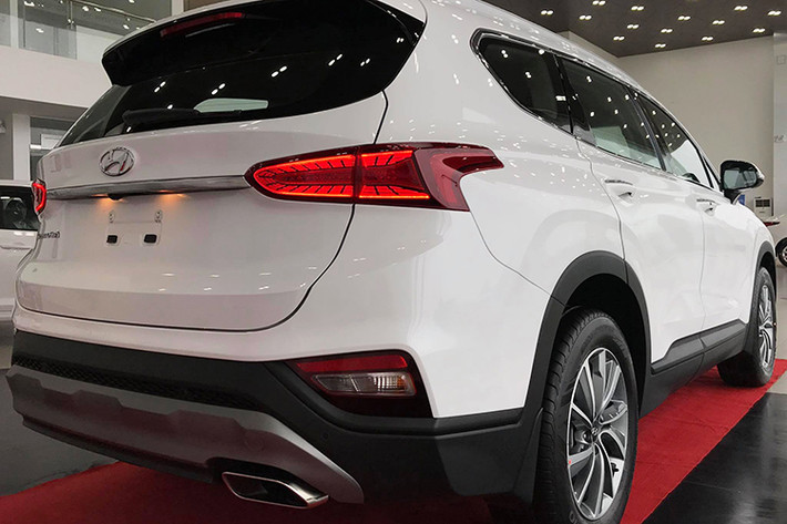 Về phía nhà sản xuát và phân phối Hyundai Thành Công tại Việt Nam hiện không đưa ra ý kiến nào về những thông tin này, đại diện của ãng xe Hàn Quốc chỉ xác nhận rằng Hyundai SantaFe 2019 sẽ được lắp ráp trong nước tại nhà máy của Hyundai Thành Công ở Ninh Bình và chuẩn bị ra mắt và bán ra trong thời gian tới đây.