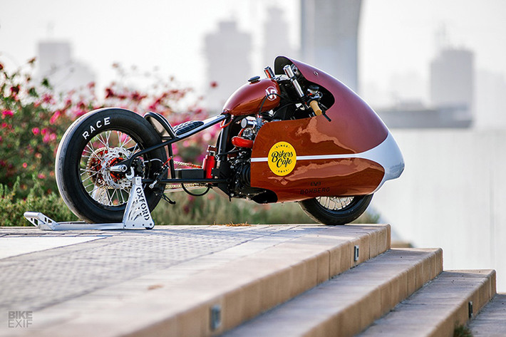 Bikers Café ở Dubai mỗi năm sẽ đứng ra tài trợ cho một cuộc thi độ xe, chào đón tất cả các tay độ địa phương tham gia với khởi điểm là một phôi xe tương tự nhau. Năm nay mẫu xe được đưa ra làm đề bài là chiếc Hero Extreme 150 được Ấn Độ sản xuất, mẫu xe này không có gì quá xa lạ với các tay độ địa phương bởi nó thường được sử dụng giao bánh pizza.