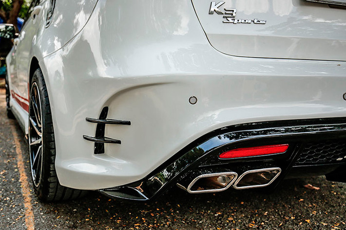 Thiết kế nguyên bản của mẫu xe Kia K3 vốn mượt mà, tròn trịa, tuy nhiên mẫu bodykit độ này lại mang thiết kế đầy góc cạnh, sắc sảo, hầm hố.
