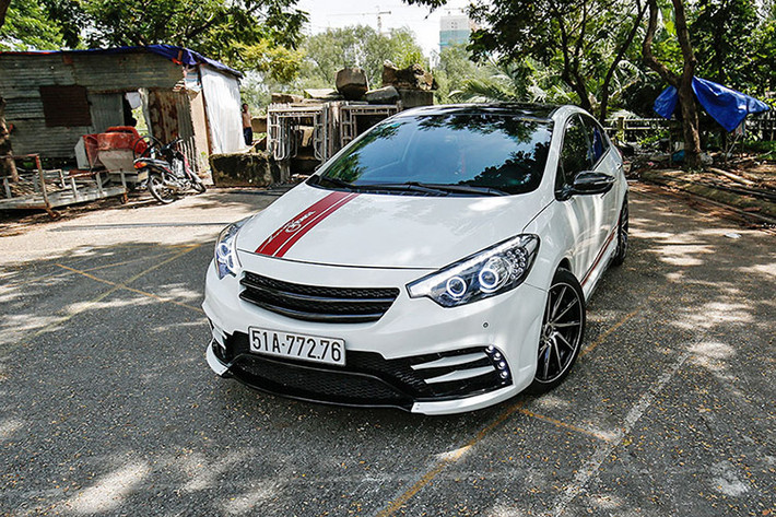 Chiếc xe ôtô Kia K3 thuộc phân khúc sedan hạng C của một người chơi xe tại Sài Gòn đã được thợ độ “lột xác” hoàn toàn mới với bộ bodykit mới "thửa riêng" mang phong cách thể thao hơn. Bên cạnh đó, khoang nội thất cũng được chỉnh sửa lại sang trọng và hút mắt hơn so với nguyên bản.