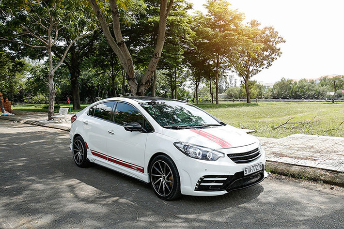 Để hoàn thiện được chiếc Kia K3 độ ngoại thất này, thợ độ tại Sài Gòn đã phải thi công trong thời gian khoảng một tuần. Hơn nữa, vì có những chi tiết độ được nhập từ nước ngoài nên người thợ độ xe phải cân chỉnh lại để phù hợp với chiếc K3 ở Việt Nam.