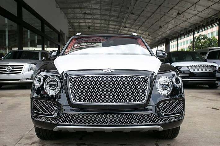 Mới đây, một đại gia tại TP HCM đã tậu về cho mình chiếc SUV siêu sang Bentley Bentayga, chiếc xe này được phân phối chính hãng. Được biết, doanh nhân quận 12 đã bay về Hải Phòng để vào cảng Đình Vũ trực tiếp khui công chiếc Bentley Bentayga tiền tỷ này.