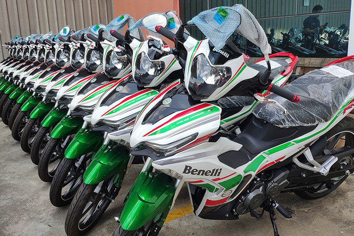 Sau khi ra mắt tại thị trường Malaysia, cuối cùng thì mẫu xe máy Benelli RFS150i đã có mặt tại Việt Nam và chuẩn bị được bán ra thị trường với giá 39,9 triệu đồng, cạnh tranh trực tiếp với các đối thủ như Yamaha Exciter 150, Honda Winner 150 và mới nhất là SYM StarSR 170.