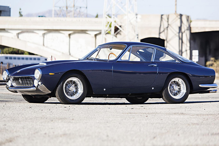 Hai mẫu đáng chú ý khác cũng thuộc loại "hàng hiếm" là 1960 Ferrari 250 GT Series II Cabriolet và 1964 250 GT Lusso. Trong đó chiếc đầu tiên được sơn màu xanh Blu Scuro có thể bán với giá 2,3 triệu USD.