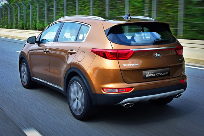 Kích thước Sportage 2016 không thay đổi về chiều cao và chiều rộng so với đời trước, nhưng chiều dài tổng thể và chiều dài cơ sở đã được kéo dài thêm lần lượt 40 mm và 30 mm.