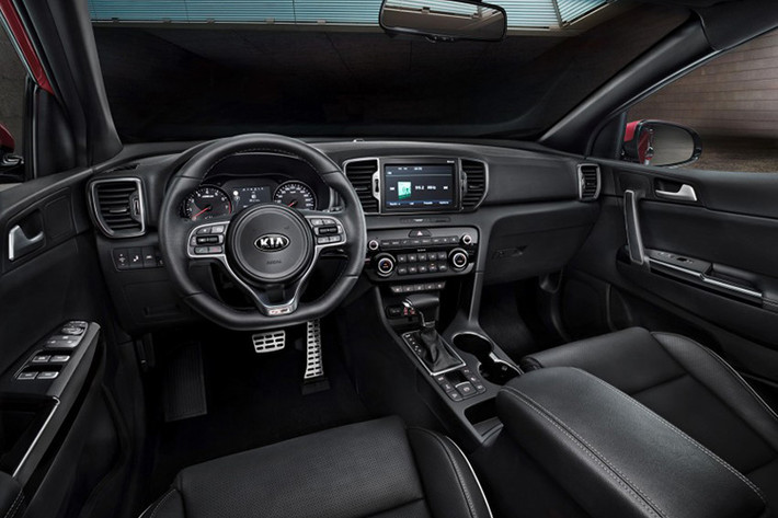 Nội thất Sportage 2016 mang phong cách thiết kế của thế hệ KIA mới. Các vật liệu nhựa mềm được sử dụng rộng rãi hơn bên trong khoang nội thất cho khả năng cách âm được cải thiện.