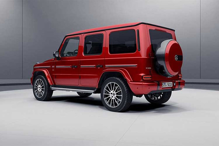 Để duy trì sự hầm hố và cá tính của G-Class, thương hiệu Mercedes-Benz sử dụng màu đen Obsidian Black cho các thanh ngang của lưới tản nhiệt, cặp thanh dọc nhỏ hai đầu của các thanh cản va, các vỏ gương chiếu hậu hai bên và viền vỏ để đựng lốp dự phòng phía sau xe.