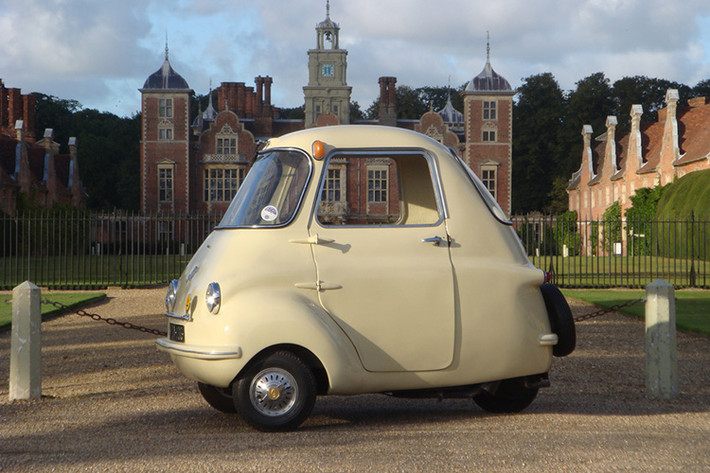 Scootacar mang đậm nét đặc trưng Anh Quốc. Được sản xuất tại thành phố Leeds, Scootacar nổi tiếng khắp nước Anh. Scootacar sử dụng động cơ 197 phân khối, xi-lanh đơn được đặt dưới ghế điều khiển, bên trên là vị trí của hai hành khách. Thân xe được chế tạo từ sợi thủy tinh nên có trong lượng nhẹ và tối ưu hóa được sự phân bố trọng lực.