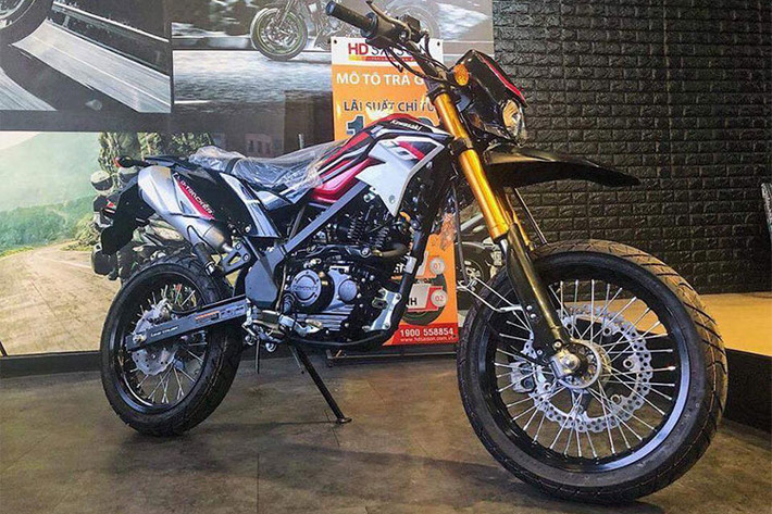 Hãng xe máy Kawasaki Nhật Bản vừa đáp ứng nhu cầu đa dạng, cũng như vừa túi tiền hơn của các bạn trẻ ở tại Việt Nam đam mê xe máy địa hình với mẫu xe "cào cào phố" mang tên Kawasaki D-Tracker 150 mới. Đây là một mẫu xe môtô địa hình cỡ nhỏ, nhưng vẫn sở hữu đầy đủ những tính năng cần thiết cho người mới "nhập môn".