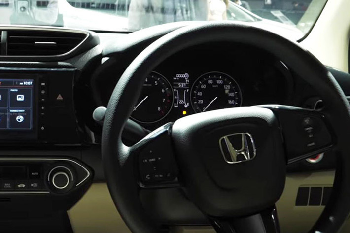 Đáng chú ý, Honda đã bê nguyên nội thất của chiếc xe tiền nhiệm sang Brio mới, mọi thứ vẫn được giữ nguyên từ kiểu dáng vô lăng, cửa gió điều hòa cho đến cụm đồng hồ đo thông số kỹ thuật. Chỉ có các biến thể RS và bản cao cấp nhất của Brio mới được bổ sung thêm các huy hiệu đặc biệt và một số trang trí độc đáo hơn.