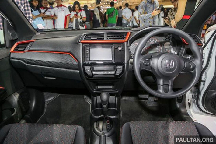 Bên trong nội thất của Honda Brio thế hệ mới tại hị trường Philippines không khác gì bản nâng cấp giữa vòng đời đã được công bố cách đây 2 năm, với bảng táp-lô được bố trí theo phong cách của người anh em Honda Jazz đang bán ra tại Việt Nam.