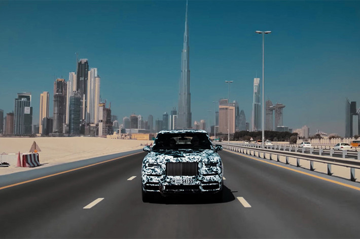 Ngoài ra, SUV Cullinan hoàn toàn mới này cũng sẽ chia sẻ động cơ V12 dung tích 6.75L từ siêu sang Phantom VII nhưng được tùy chỉnh cho công suất khoảng 600 mã lực và mô-men xoắn cực đại 900Nm, sức mạnh được truyền xuống bốn bánh (AWD) qua hộp số tự động 8 cấp.