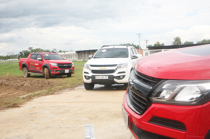 Mức giá mới của Chevrolet Colorado được niêm yết cho các phiên bản như sau; Colorado LTZ AT giá còn 789 triệu đồng, Colorado LTZ MT còn 779 triệu đồng, Colorado LT 2 cầu giá 639 triệu đồng và Colorado LT 1 cầu giá công bố 614 triệu đồng. Bản High Country còn 809 triệu đồng.